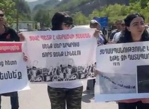 Քաղաքացիները փակել են Երևան-Թբիլիսի ճանապարհը Դեբետ գյուղի հատվածում