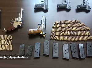 Добровольная сдача оружия и боеприпасов в Аштаракском отделении полиции