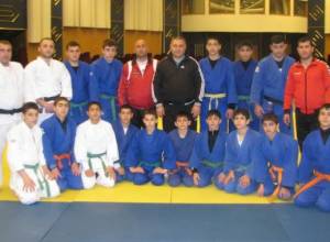 Մեկ արծաթե եւ բրոնզե մեդալ