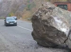 Քարերը փակել էին ճանապարհը