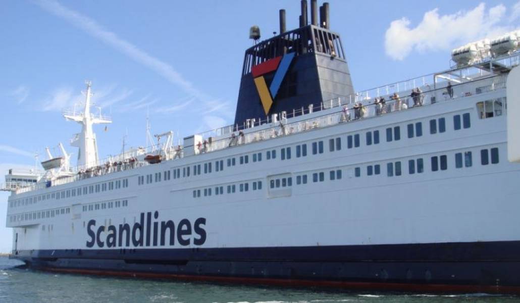 Паром манила. TT line паром. Паром Scandlines Треллеборг-Росток. Грузовой паром из Швеции в Росток. Паром от Ростока до Стокгольма.