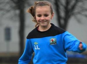 Ֆուտբոլ է խաղում  տղաների հետ