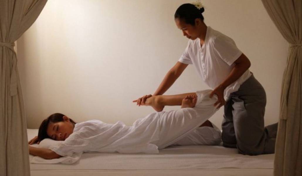 Традиционный тайский массаж. Как делать тайский массаж мужчине. Йога массаж. Тайский массаж позы. Классический тайский массаж.