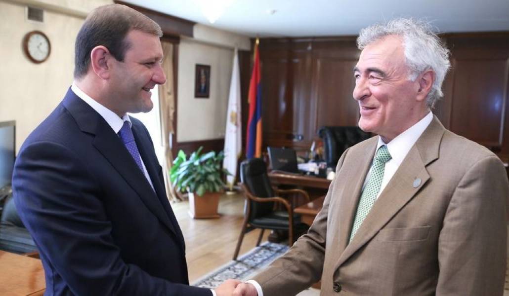 d6ccbccd2ee7e53b8e87d3c64a571ec3