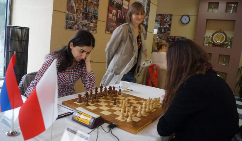 04ae4a77baf4583bba94dc3618882753