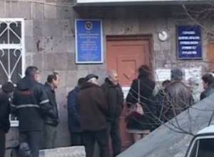 Люди хотят получить паспорт днем раньше (видеоматериал)