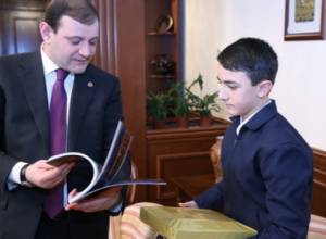 Принял юного чемпиона мира по шахматам