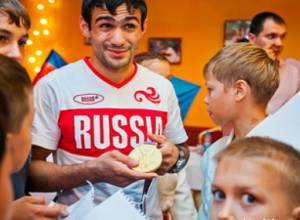 Արսեն Գալստյանը կերկրպագի հոկեյիստներին