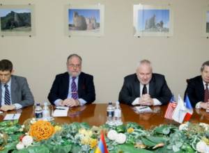 Министр обороны принял  сопредседателей 