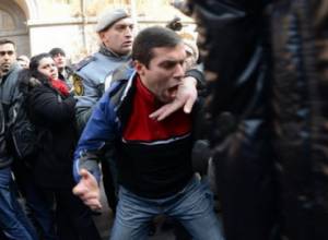 Демонстранты разрушили полицейскую стену