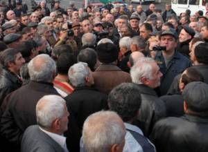 Nairit Plant workers again take to the street to demand back wages