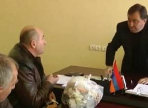 Scandal in Stepanavan: the garbage bag appeared on the mayor’s desk (video)