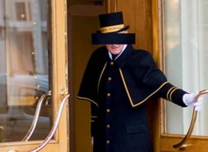 В Раздане швейцар ограбил иностранца