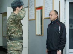 Сейран Оганян позавтракал вместе с солдатами