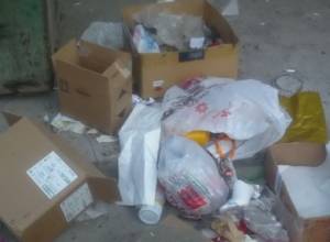 Остановка превратилась в мусорную свалку