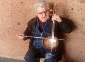 Уличный музыкант зарабатывает 10-15 тысяч в день