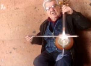 Busker earns AMD10-15 000 a day