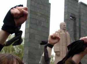 Who ordered to shut down online media after March 2008 clashes?