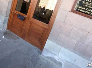 Народ кидает монеты в сторону Министерства финансов