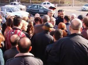 Citizens deceived by Tonus Construction Company stage protest outside Presidential compound 