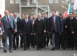 С. Саргсян посетил строительную площадку и завод