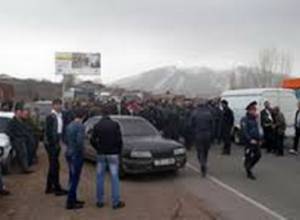 Villagers again block  highway in protest of hydroelectric plant construction