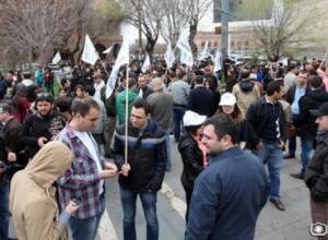 "Dem am" pressure group starts march in downtown Yerevan