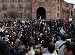 Полицейские выдвинули требование перед протестующими