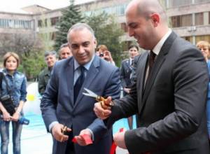  Армен Ашотян сыграл в "крестики-нолики"