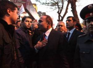 Hovik Abrahamyan talks to protesters, says their demand is not reasonable