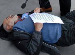 Vardges Gaspari holds protest outside  Stepan Demirtchyan's house