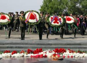 Armenia’s first president joins Victory Day celebrations