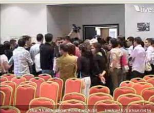 Ter-Petrosyan entered the hall