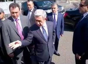 Серж Саргсян встретился с бывшими жителями ул. Бюзанда