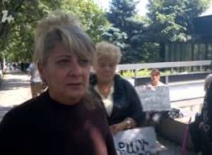 Relatives of defendants threaten to burn themselves 