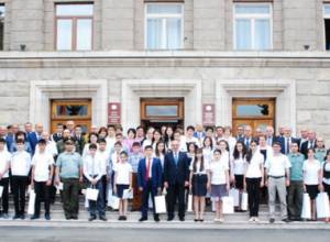 Президент НКР принял школьников