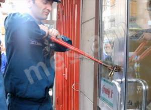 Спасатели открыли закрытую дверь