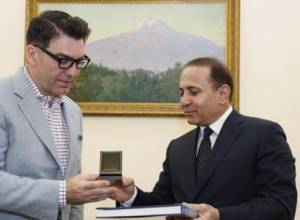 Премьер принял всемирно известного дизайнера Майкла Арама