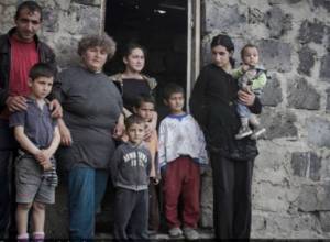 Серж Саргсян подарил дом многодетной семье