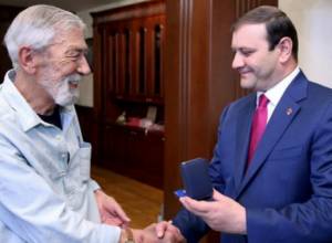 Вахтанг Кикабидзе награжден золотой медалью