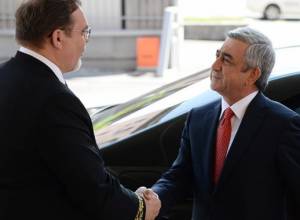 Serzh Sargsyan visits Russian Embassy