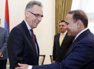 Премьер-министр  принял посла Франции