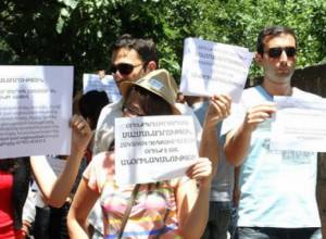 Four non-coalition forces thwart voting on controversial bill, Republican MPs get into cars and drive away 