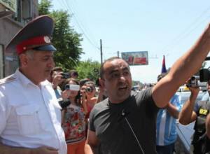 Диалог между полицейскими и членами инициативы