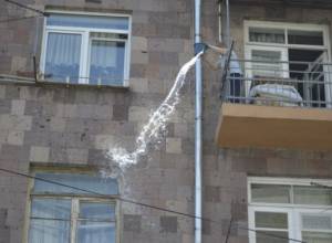 Житель вылил воду на полицейских