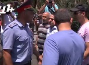 Brawl between the police and activists