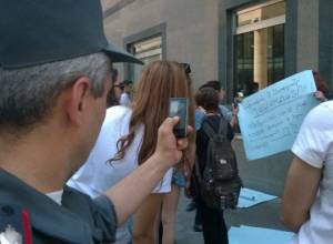 Полицейские срывают плакаты: фотографии из клуба Африкянов