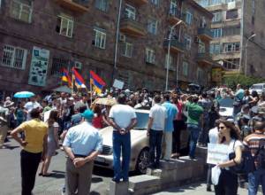 Осуждает поведение полицейских и требует объективного расследования