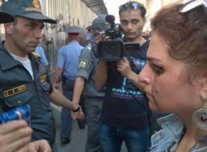 Движение перекрыто: полицейские избивают народ