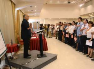 Раффи Ованнесян вновь был в традиционном шарфе